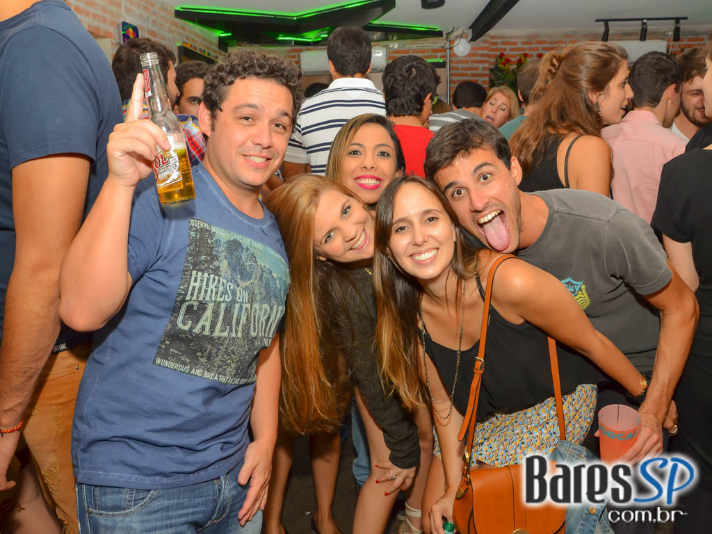 Grupo Resenha e Samba comandaram a sexta-feira no Vila Seu Justino Grupo Resenha e Samba comandaram a sexta-feira no Vila Seu Justino