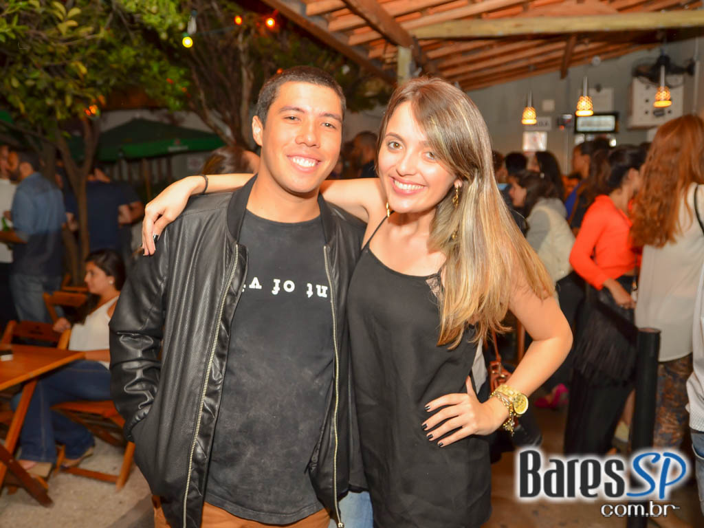 Grupo Resenha e Samba comandaram a sexta-feira no Vila Seu Justino Grupo Resenha e Samba comandaram a sexta-feira no Vila Seu Justino