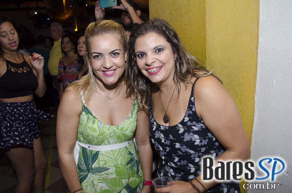 Bicho de pé e Trio Sabiá colocou todos pra dançar ao som de muito forró no Canto da Ema Bicho de pé e Trio Sabiá colocou todos pra dançar ao som de muito forró no Canto da Ema