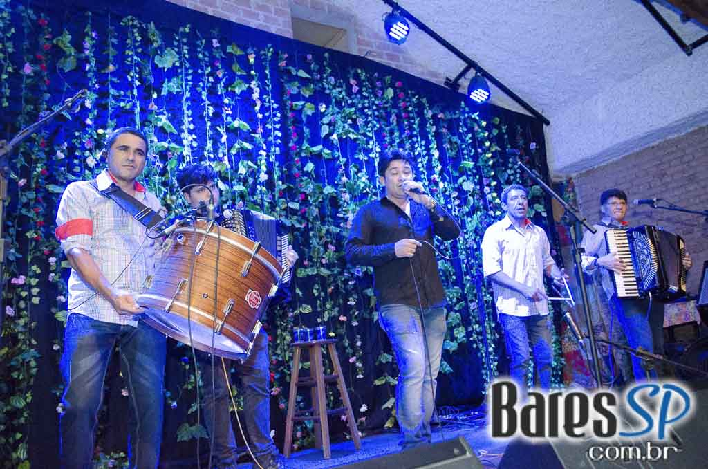 Bicho de pé e Trio Sabiá colocou todos pra dançar ao som de muito forró no Canto da Ema Bicho de pé e Trio Sabiá colocou todos pra dançar ao som de muito forró no Canto da Ema