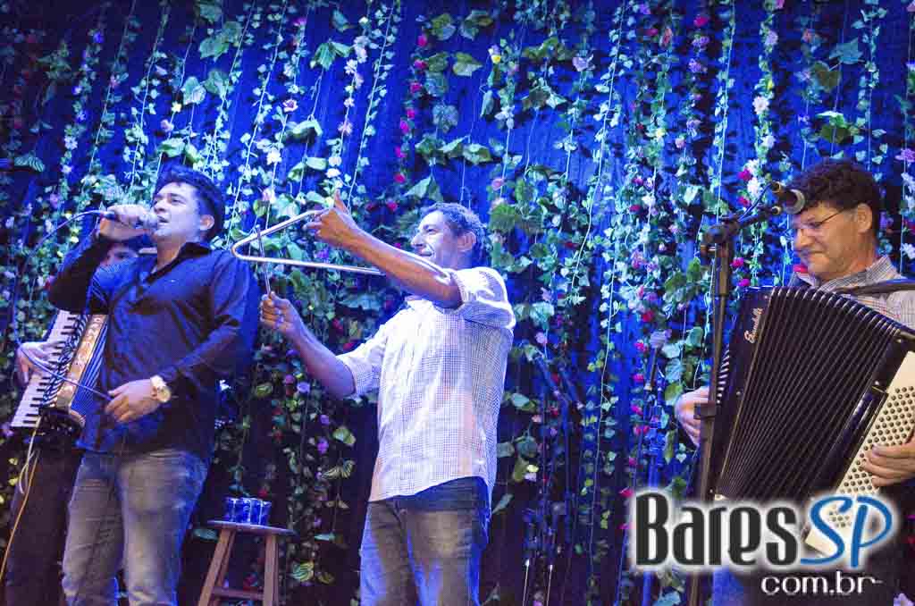 Bicho de pé e Trio Sabiá colocou todos pra dançar ao som de muito forró no Canto da Ema Bicho de pé e Trio Sabiá colocou todos pra dançar ao som de muito forró no Canto da Ema