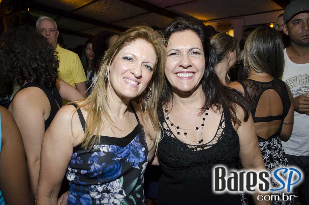 Bicho de pé e Trio Sabiá colocou todos pra dançar ao som de muito forró no Canto da Ema Bicho de pé e Trio Sabiá colocou todos pra dançar ao som de muito forró no Canto da Ema