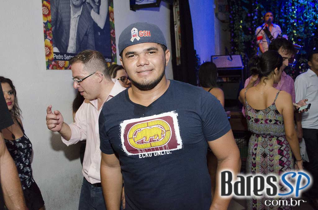 Bicho de pé e Trio Sabiá colocou todos pra dançar ao som de muito forró no Canto da Ema Bicho de pé e Trio Sabiá colocou todos pra dançar ao som de muito forró no Canto da Ema