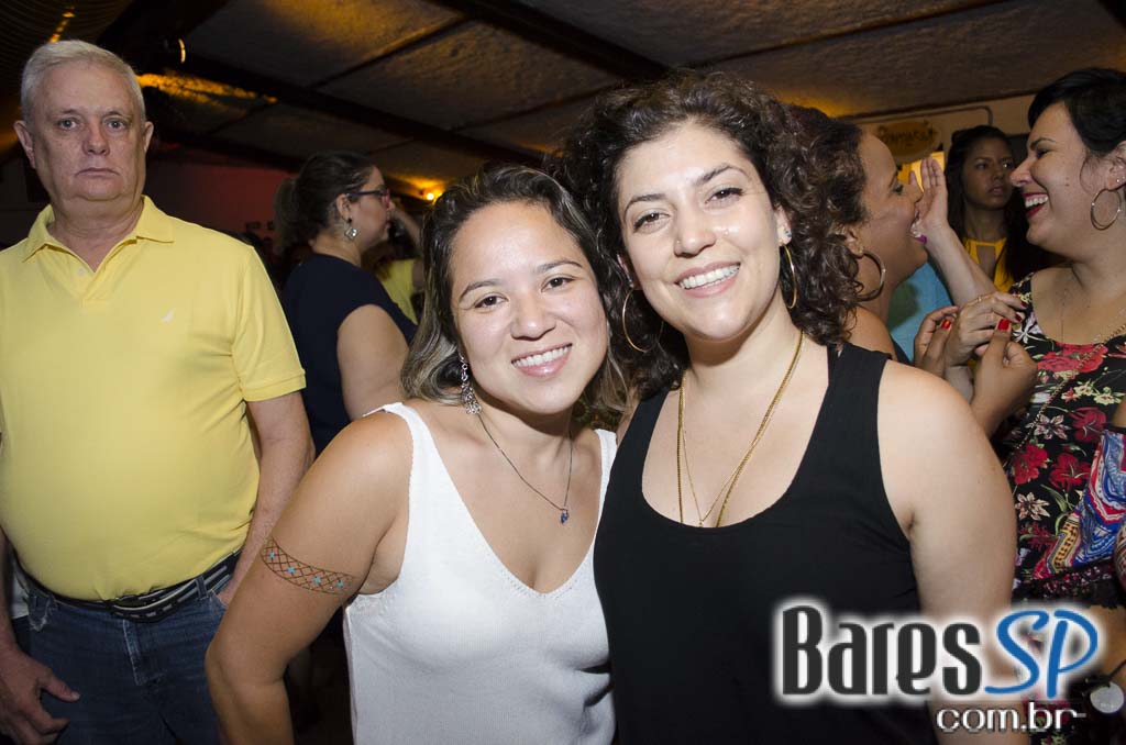 Bicho de pé e Trio Sabiá colocou todos pra dançar ao som de muito forró no Canto da Ema Bicho de pé e Trio Sabiá colocou todos pra dançar ao som de muito forró no Canto da Ema