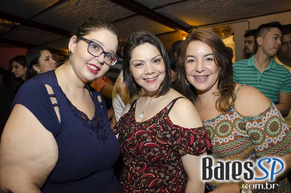 Bicho de pé e Trio Sabiá colocou todos pra dançar ao som de muito forró no Canto da Ema Bicho de pé e Trio Sabiá colocou todos pra dançar ao som de muito forró no Canto da Ema