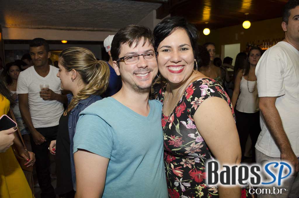 Bicho de pé e Trio Sabiá colocou todos pra dançar ao som de muito forró no Canto da Ema Bicho de pé e Trio Sabiá colocou todos pra dançar ao som de muito forró no Canto da Ema