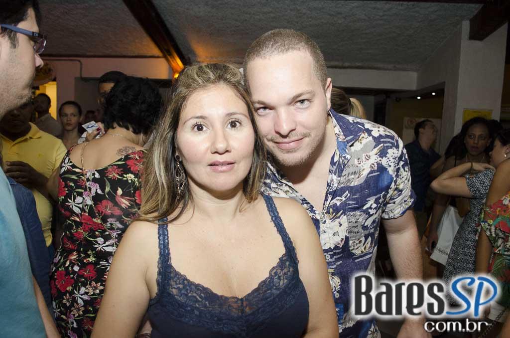 Bicho de pé e Trio Sabiá colocou todos pra dançar ao som de muito forró no Canto da Ema Bicho de pé e Trio Sabiá colocou todos pra dançar ao som de muito forró no Canto da Ema