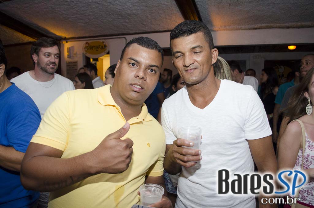 Bicho de pé e Trio Sabiá colocou todos pra dançar ao som de muito forró no Canto da Ema Bicho de pé e Trio Sabiá colocou todos pra dançar ao som de muito forró no Canto da Ema