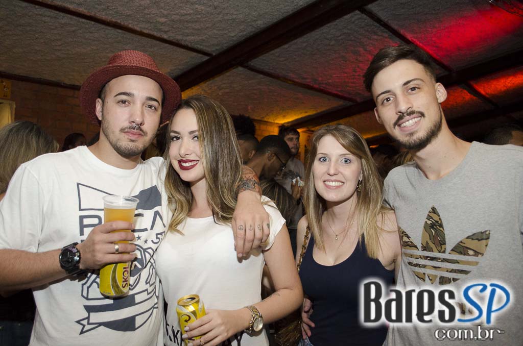 Bicho de pé e Trio Sabiá colocou todos pra dançar ao som de muito forró no Canto da Ema Bicho de pé e Trio Sabiá colocou todos pra dançar ao som de muito forró no Canto da Ema