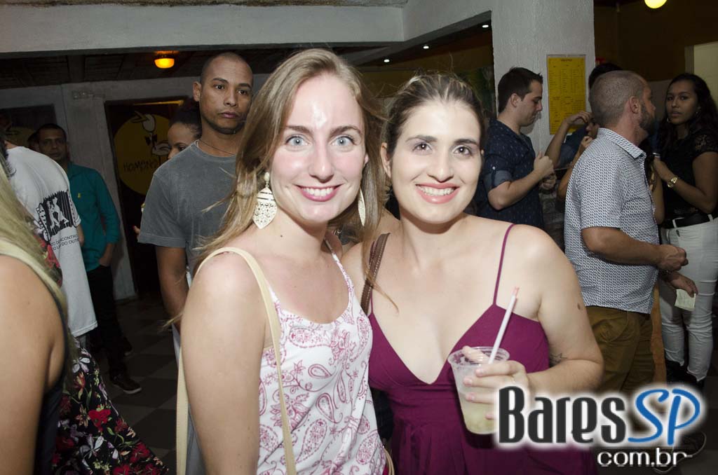 Bicho de pé e Trio Sabiá colocou todos pra dançar ao som de muito forró no Canto da Ema Bicho de pé e Trio Sabiá colocou todos pra dançar ao som de muito forró no Canto da Ema