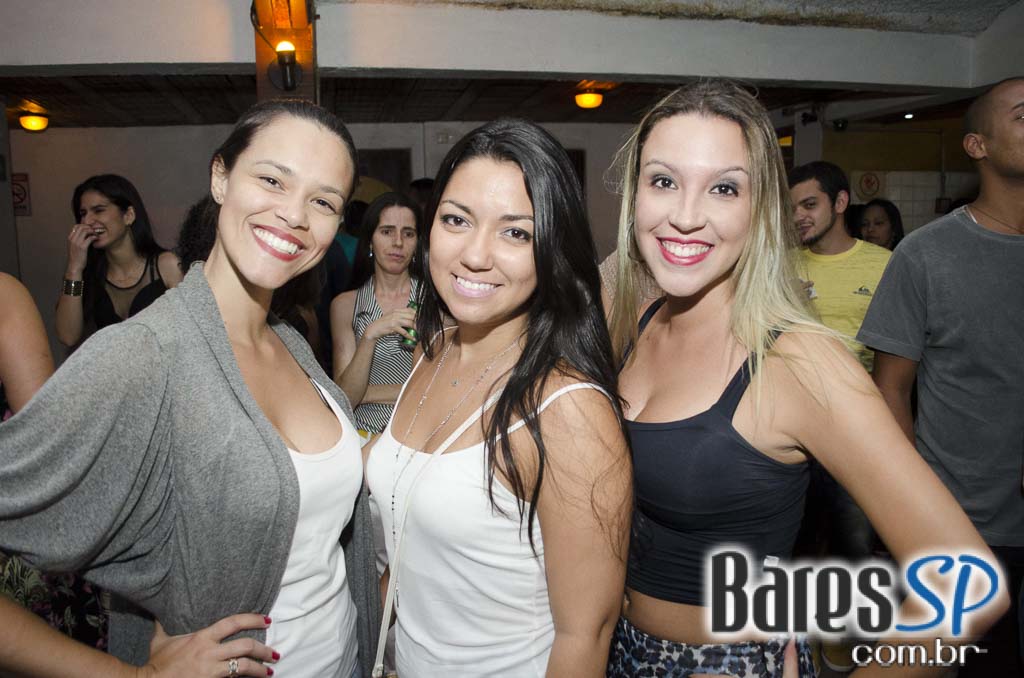 Bicho de pé e Trio Sabiá colocou todos pra dançar ao som de muito forró no Canto da Ema Bicho de pé e Trio Sabiá colocou todos pra dançar ao som de muito forró no Canto da Ema