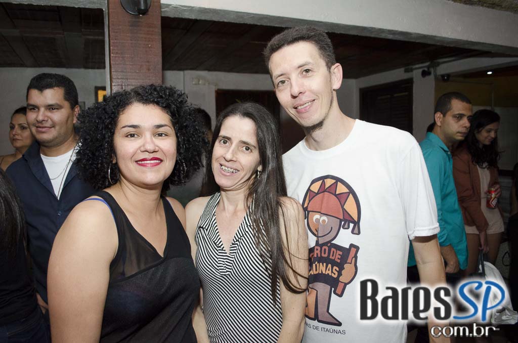 Bicho de pé e Trio Sabiá colocou todos pra dançar ao som de muito forró no Canto da Ema Bicho de pé e Trio Sabiá colocou todos pra dançar ao som de muito forró no Canto da Ema