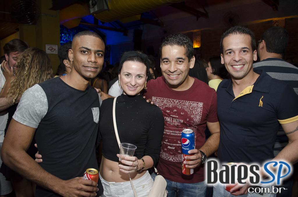 Bicho de pé e Trio Sabiá colocou todos pra dançar ao som de muito forró no Canto da Ema Bicho de pé e Trio Sabiá colocou todos pra dançar ao som de muito forró no Canto da Ema