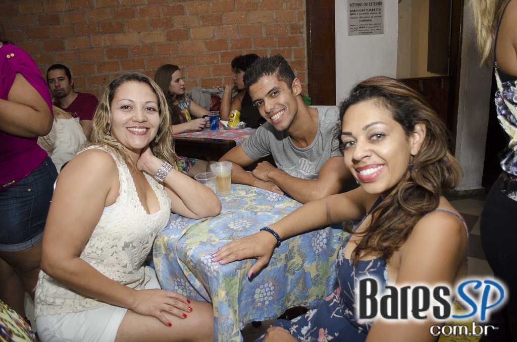 Bicho de pé e Trio Sabiá colocou todos pra dançar ao som de muito forró no Canto da Ema Bicho de pé e Trio Sabiá colocou todos pra dançar ao som de muito forró no Canto da Ema