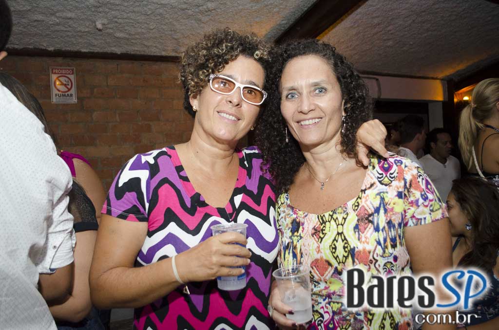 Bicho de pé e Trio Sabiá colocou todos pra dançar ao som de muito forró no Canto da Ema Bicho de pé e Trio Sabiá colocou todos pra dançar ao som de muito forró no Canto da Ema