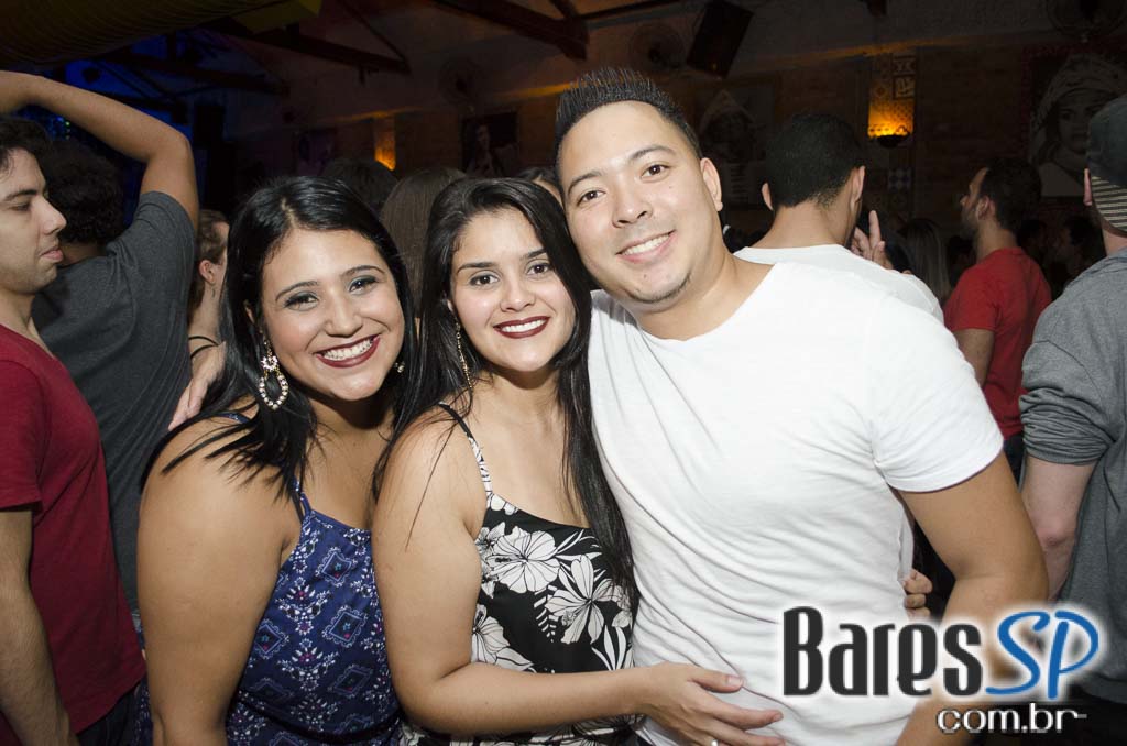 Bicho de pé e Trio Sabiá colocou todos pra dançar ao som de muito forró no Canto da Ema Bicho de pé e Trio Sabiá colocou todos pra dançar ao som de muito forró no Canto da Ema