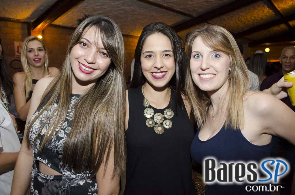 Bicho de pé e Trio Sabiá colocou todos pra dançar ao som de muito forró no Canto da Ema Bicho de pé e Trio Sabiá colocou todos pra dançar ao som de muito forró no Canto da Ema