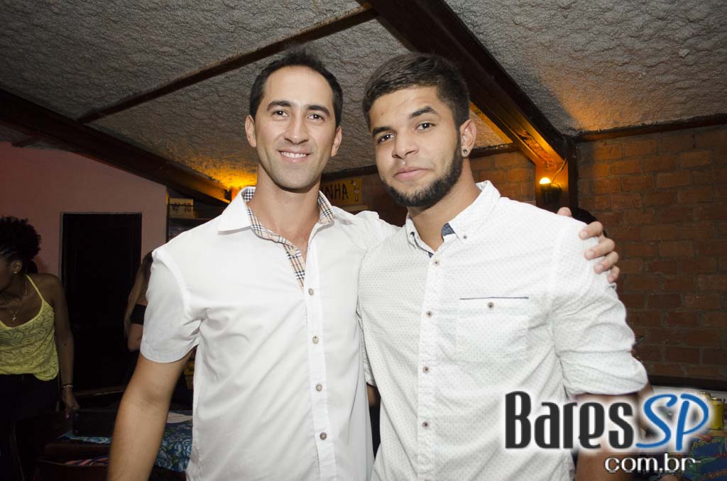 Bicho de pé e Trio Sabiá colocou todos pra dançar ao som de muito forró no Canto da Ema Bicho de pé e Trio Sabiá colocou todos pra dançar ao som de muito forró no Canto da Ema