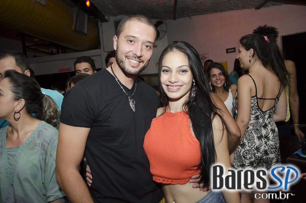 Bicho de pé e Trio Sabiá colocou todos pra dançar ao som de muito forró no Canto da Ema Bicho de pé e Trio Sabiá colocou todos pra dançar ao som de muito forró no Canto da Ema