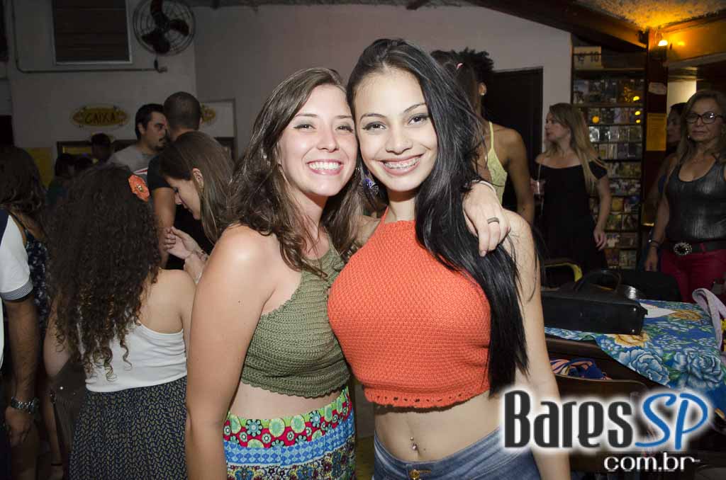 Bicho de pé e Trio Sabiá colocou todos pra dançar ao som de muito forró no Canto da Ema Bicho de pé e Trio Sabiá colocou todos pra dançar ao som de muito forró no Canto da Ema