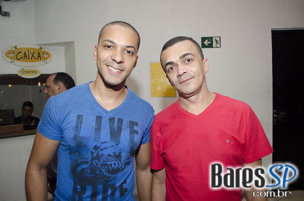 Bicho de pé e Trio Sabiá colocou todos pra dançar ao som de muito forró no Canto da Ema Bicho de pé e Trio Sabiá colocou todos pra dançar ao som de muito forró no Canto da Ema