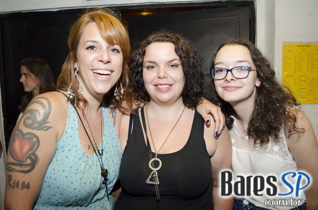 Bicho de pé e Trio Sabiá colocou todos pra dançar ao som de muito forró no Canto da Ema Bicho de pé e Trio Sabiá colocou todos pra dançar ao som de muito forró no Canto da Ema