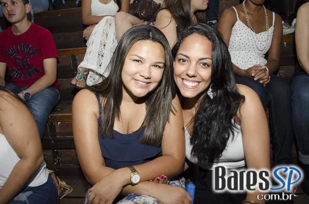 Bicho de pé e Trio Sabiá colocou todos pra dançar ao som de muito forró no Canto da Ema Bicho de pé e Trio Sabiá colocou todos pra dançar ao som de muito forró no Canto da Ema