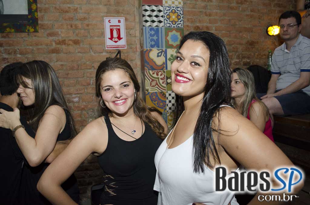 Bicho de pé e Trio Sabiá colocou todos pra dançar ao som de muito forró no Canto da Ema Bicho de pé e Trio Sabiá colocou todos pra dançar ao som de muito forró no Canto da Ema