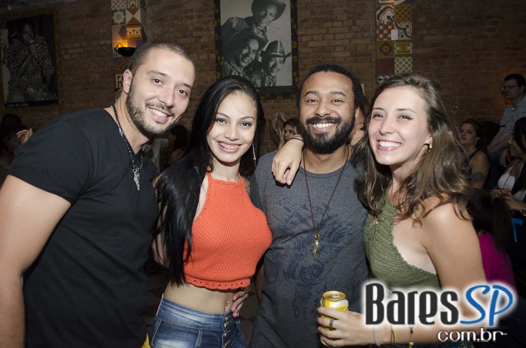 Bicho de pé e Trio Sabiá colocou todos pra dançar ao som de muito forró no Canto da Ema Bicho de pé e Trio Sabiá colocou todos pra dançar ao som de muito forró no Canto da Ema