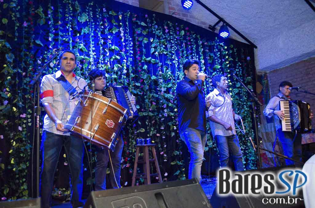 Bicho de pé e Trio Sabiá colocou todos pra dançar ao som de muito forró no Canto da Ema Bicho de pé e Trio Sabiá colocou todos pra dançar ao som de muito forró no Canto da Ema