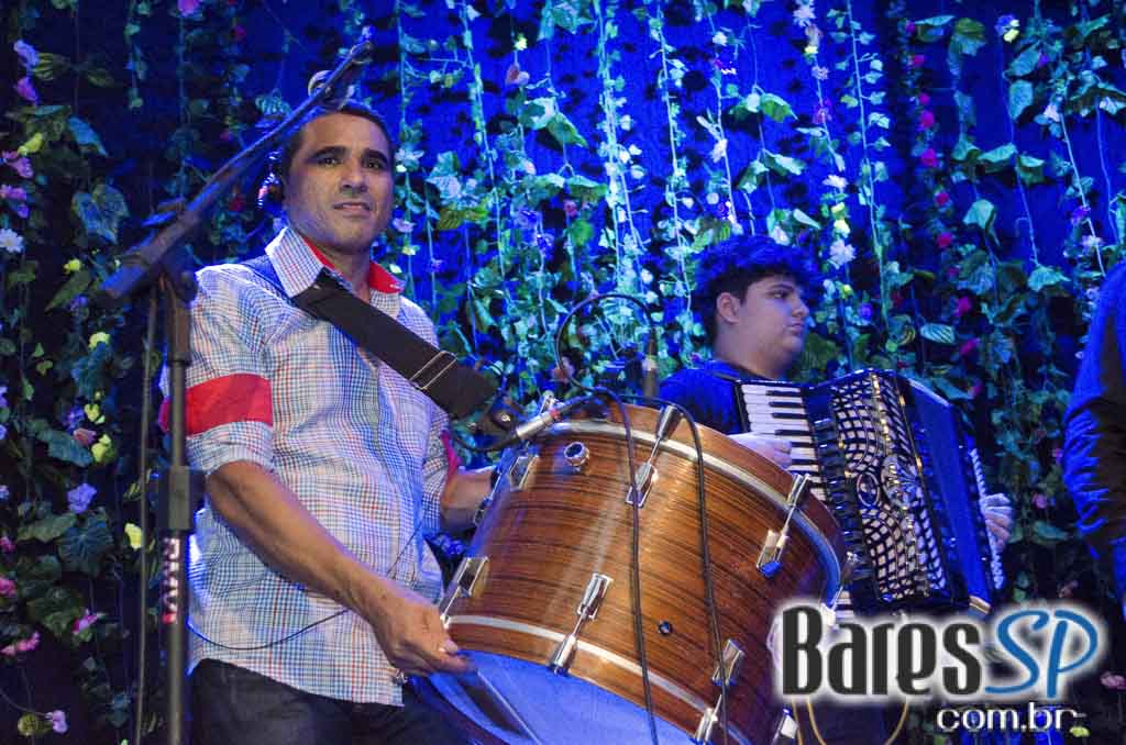 Bicho de pé e Trio Sabiá colocou todos pra dançar ao som de muito forró no Canto da Ema Bicho de pé e Trio Sabiá colocou todos pra dançar ao som de muito forró no Canto da Ema