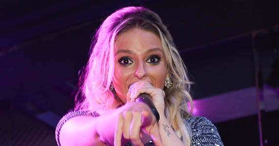 Giovanna Vilarinho apresentou sucessos do sertanejo no palco da Avenue Club