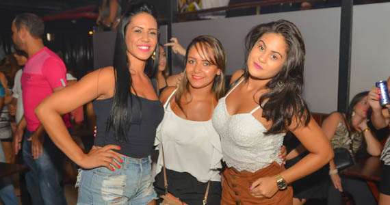 Carioca Club recebeu show do grupo Os Travessos que agitou a sexta
