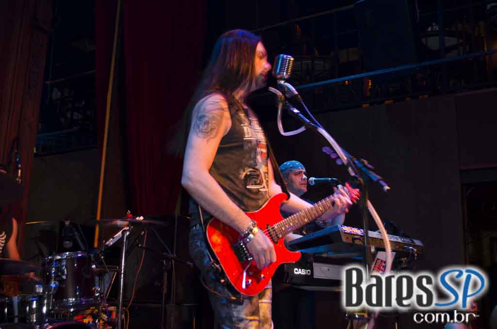 Rolls Rock se apresentou com os grandes clássicos do rock no Bar Charles Edward Rolls Rock se apresentou com os grandes clássicos do rock no Bar Charles Edward