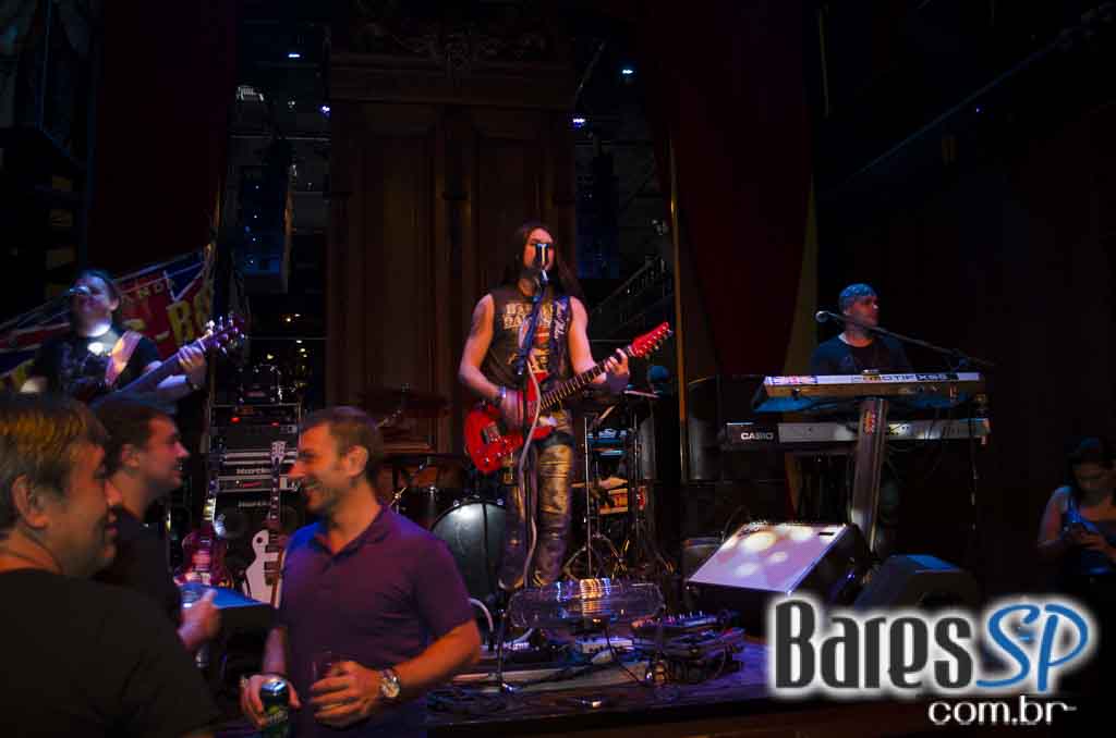 Rolls Rock se apresentou com os grandes clássicos do rock no Bar Charles Edward Rolls Rock se apresentou com os grandes clássicos do rock no Bar Charles Edward