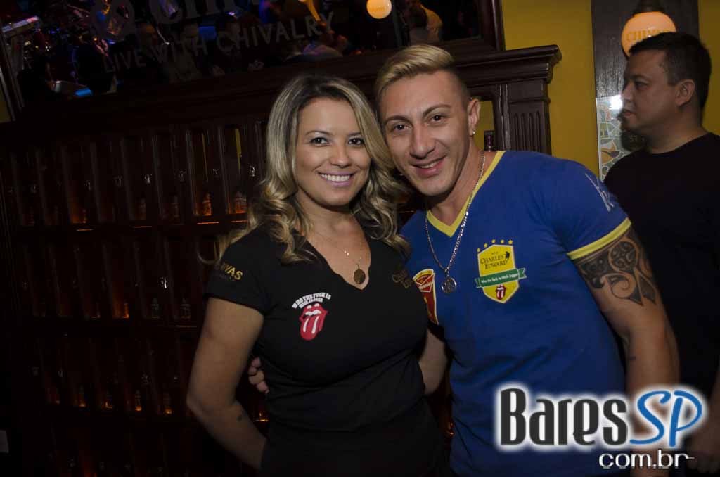 Rolls Rock se apresentou com os grandes clássicos do rock no Bar Charles Edward Rolls Rock se apresentou com os grandes clássicos do rock no Bar Charles Edward