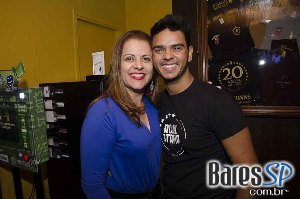 Rolls Rock se apresentou com os grandes clássicos do rock no Bar Charles Edward Rolls Rock se apresentou com os grandes clássicos do rock no Bar Charles Edward