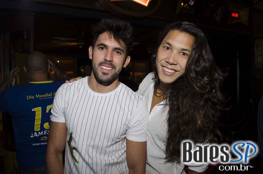 Rolls Rock se apresentou com os grandes clássicos do rock no Bar Charles Edward Rolls Rock se apresentou com os grandes clássicos do rock no Bar Charles Edward