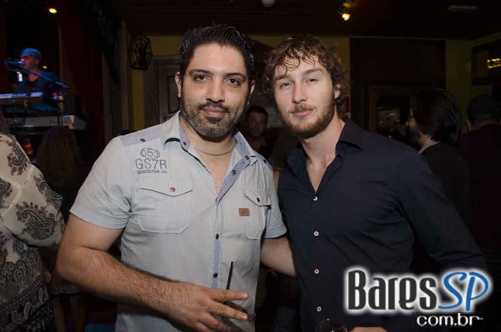 Rolls Rock se apresentou com os grandes clássicos do rock no Bar Charles Edward Rolls Rock se apresentou com os grandes clássicos do rock no Bar Charles Edward