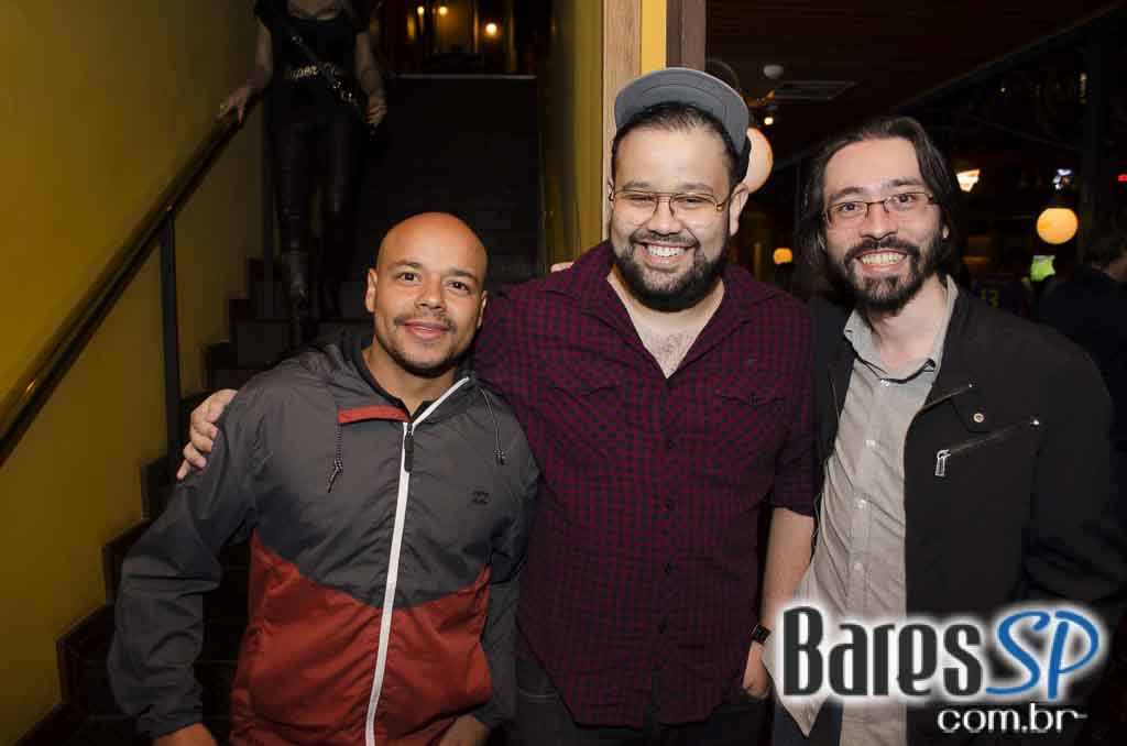 Rolls Rock se apresentou com os grandes clássicos do rock no Bar Charles Edward Rolls Rock se apresentou com os grandes clássicos do rock no Bar Charles Edward