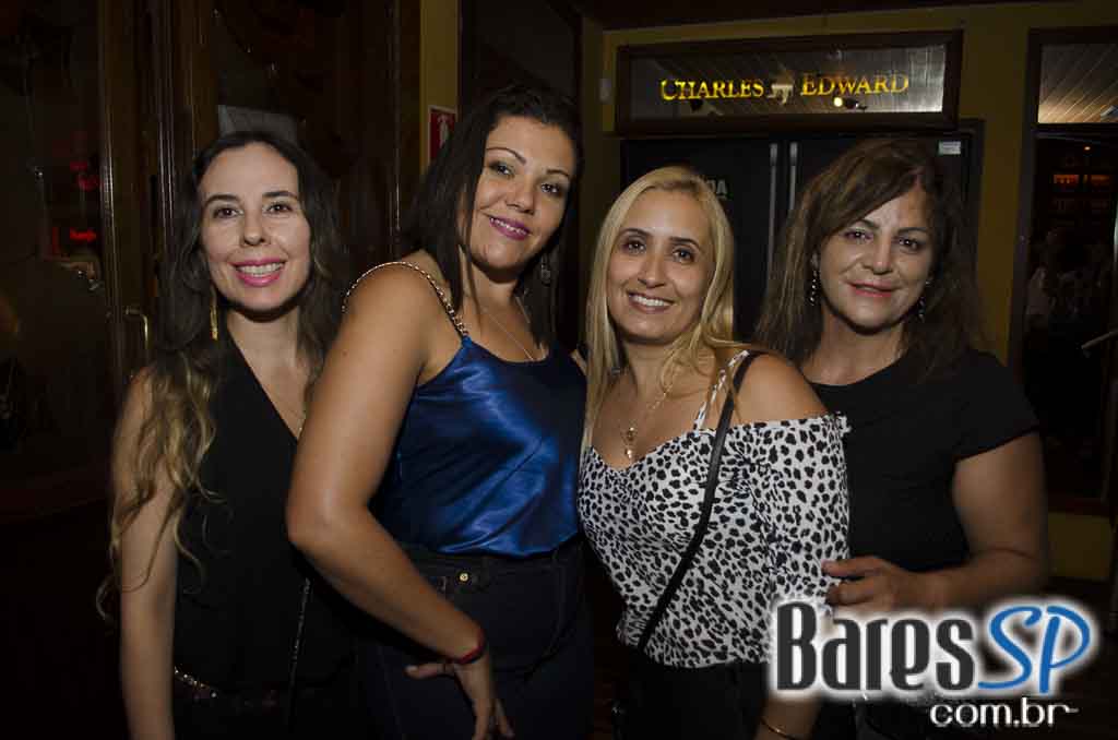 Rolls Rock se apresentou com os grandes clássicos do rock no Bar Charles Edward Rolls Rock se apresentou com os grandes clássicos do rock no Bar Charles Edward