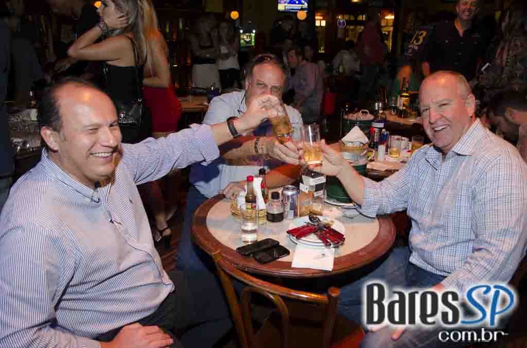 Rolls Rock se apresentou com os grandes clássicos do rock no Bar Charles Edward Rolls Rock se apresentou com os grandes clássicos do rock no Bar Charles Edward