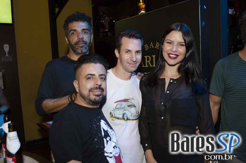 Rolls Rock se apresentou com os grandes clássicos do rock no Bar Charles Edward Rolls Rock se apresentou com os grandes clássicos do rock no Bar Charles Edward