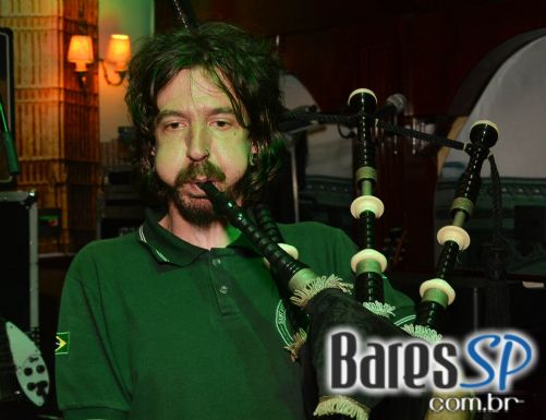 Bandas The Leprechaun e Rubber Soul animaram a festa de St. Patrick's Day no The Blue Pub