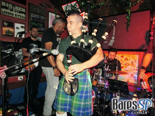 Bandas Acústico Zig Zag e The Lord Rock and Roll na festa de St. Patrick's Day no Liverpool