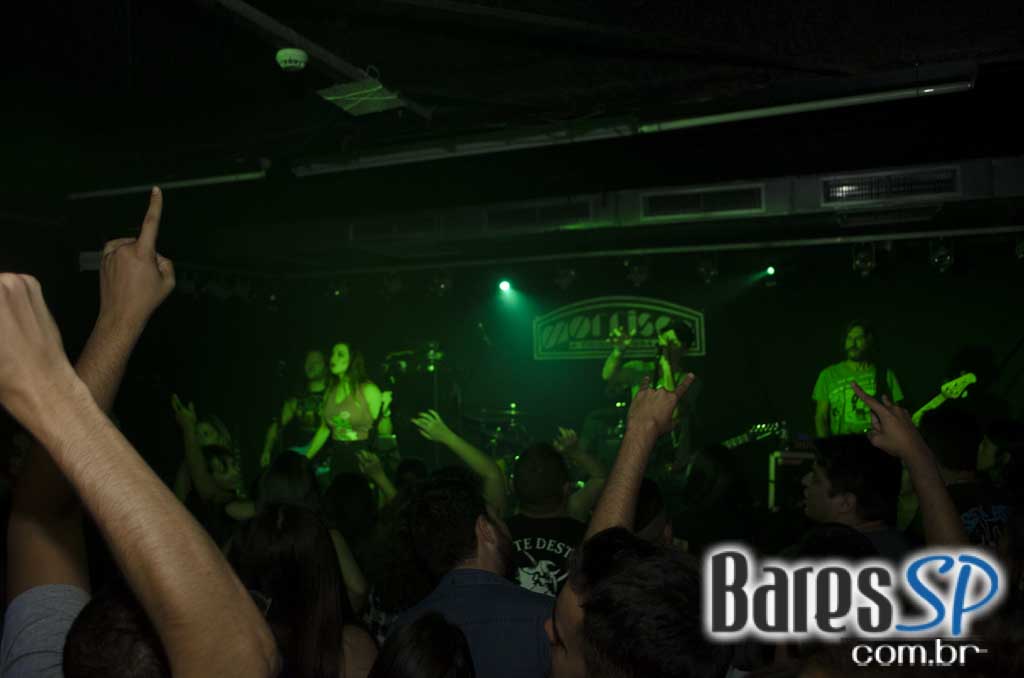 Apresentação da banda Almanak no palco do Morrison Rock Bar Apresentação da banda Almanak no palco do Morrison Rock Bar