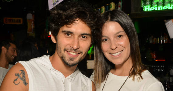 Apresentação da banda The Rocks no palco do St. John's Irish Pub