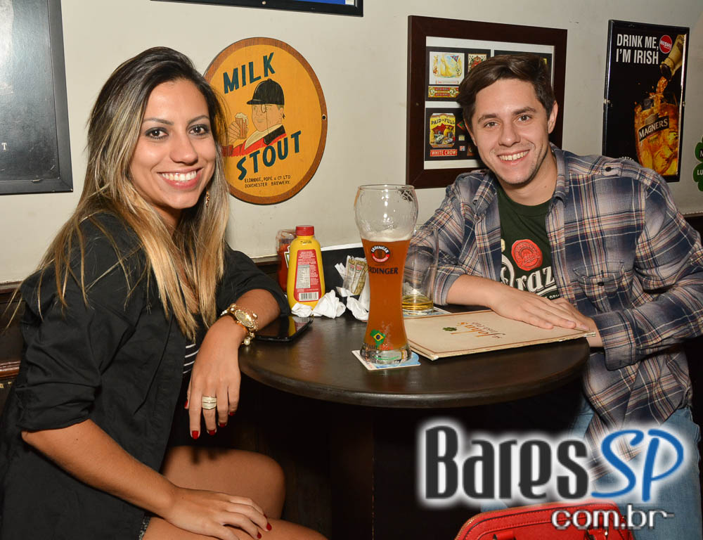 Apresentação da banda The Rocks no palco do St. John's Irish Pub Apresentação da banda The Rocks no palco do St. John's Irish Pub