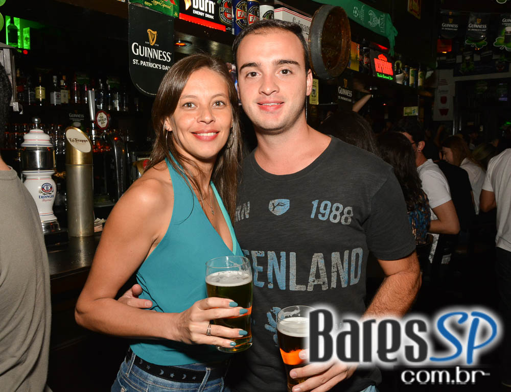 Apresentação da banda The Rocks no palco do St. John's Irish Pub Apresentação da banda The Rocks no palco do St. John's Irish Pub