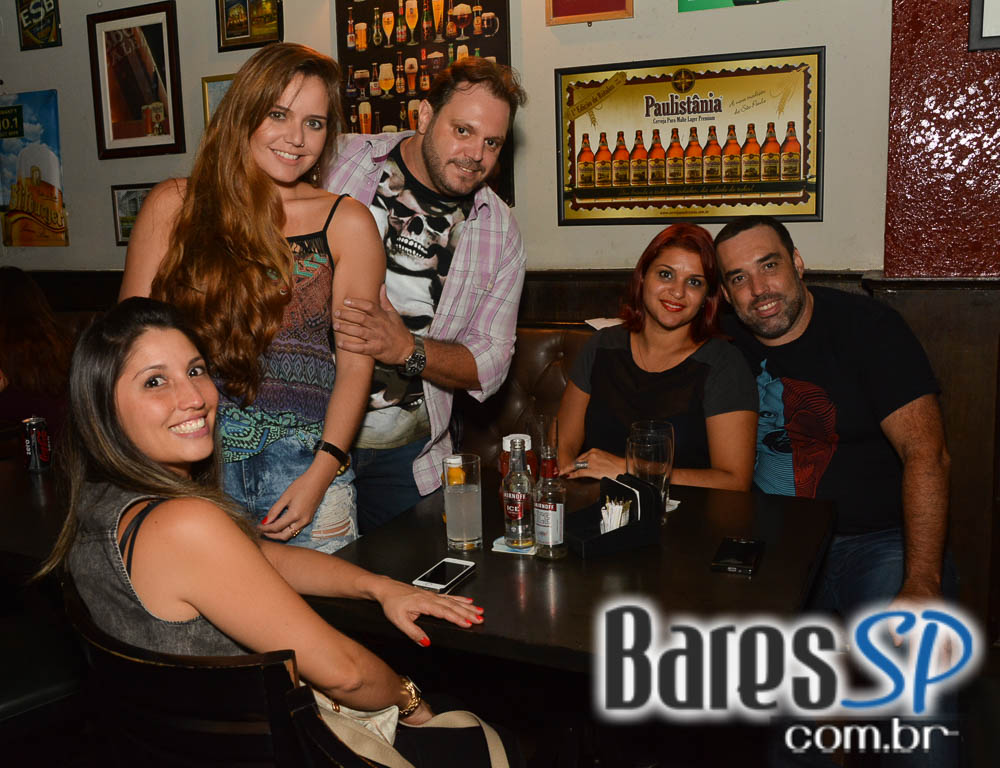 Apresentação da banda The Rocks no palco do St. John's Irish Pub Apresentação da banda The Rocks no palco do St. John's Irish Pub